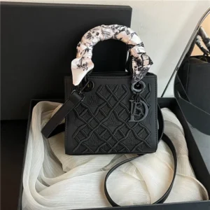 Guofeng Heavy Industry Embroidered Handheld Princess Diana Bag for Women, High-End Light Luxury Crossbody Bag, 2025 New Style